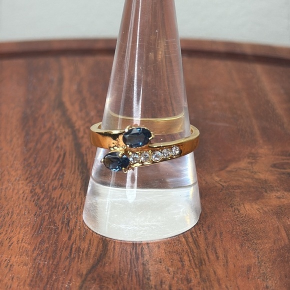 Elegant Gold and Blue Stone Ring - Picture 4 of 11